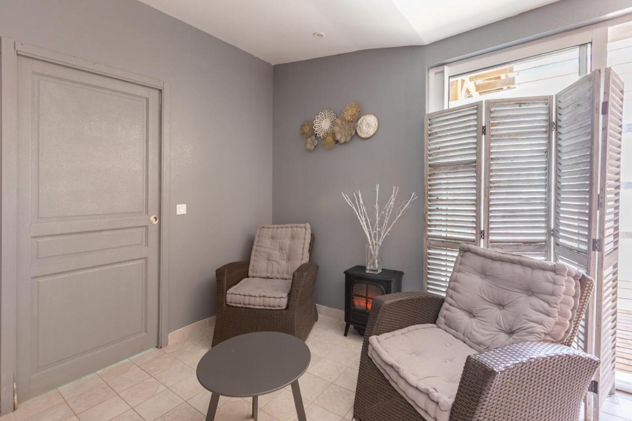 Le Comptoir Des Ecoliers Bed & Breakfast Gemozac Bagian luar foto