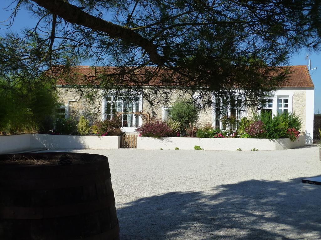 Le Comptoir Des Ecoliers Bed & Breakfast Gemozac Ruang foto